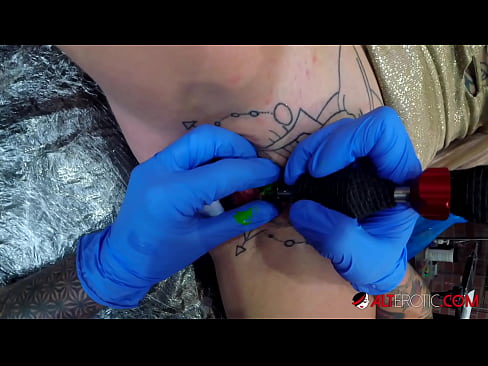 ❤️ Uiters getatoeëerde hottie Sully Savage het 'n tatoeëermerk op haar klitoris gekry Seksvideo op af.basseyn-vsem.ru ❤